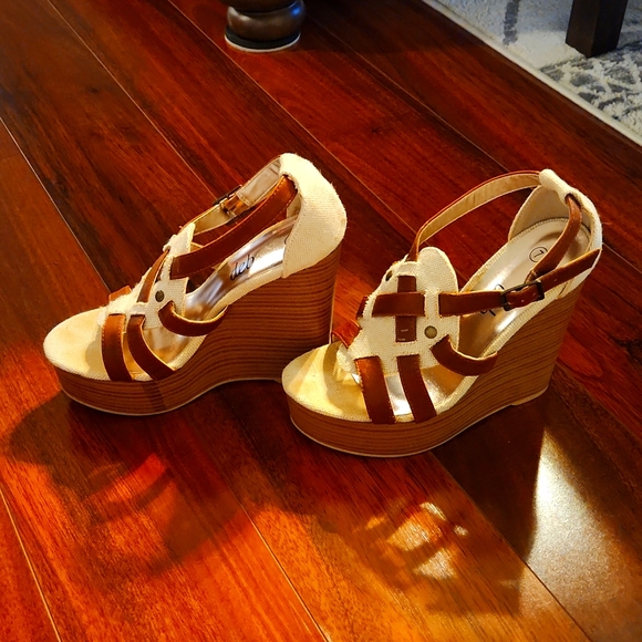 Deb Size 7 platform sandals - Picture 2 of 3